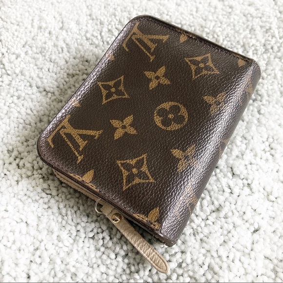 Louis Vuitton Accessories - ❣️LOUIS VUITTON❣️Monogram Signature Bi Fold Wallet